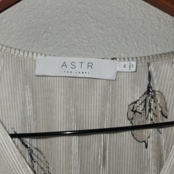ASTR‎ The Label Cream Beige Floral Print Cross Blouse Women's Size M - Picture 3 of 7